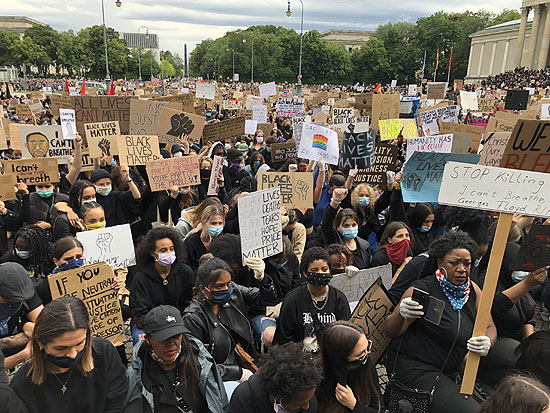 8:46 Minuten verharrten die Demonstranten still auf ihren Knien auf dem Königsplatz bei der Demonstration „Silent Protest – Sag Nein zu Rassismus“ (©Foto: Martin Schmitz)